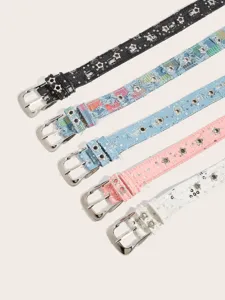 Détail en gros plan de ceintures en jean pailleté tendance avec œillets en étoile.