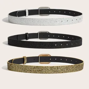 Vue rapprochée détaillée de ceintures à paillettes étincelantes pour femmes avec boucles.