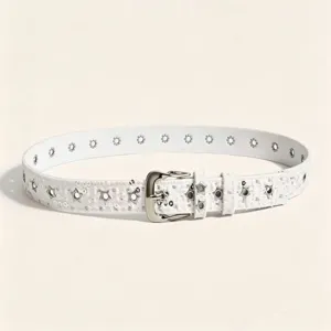 Ceinture mode blanche avec œillets en étoile et boucle en métal, vue rapprochée détaillée.