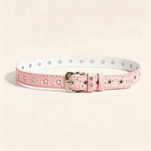 Ceinture en denim rose avec œillets métalliques en étoile et boucle ardillon classique.