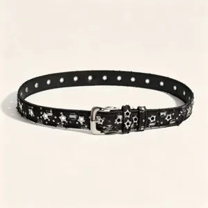 Ceinture femme noire style denim avec clous en étoile et boucle ardillon argentée tendance.
