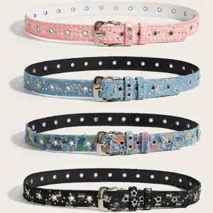 Détails en gros plan de ceintures en denim stylées avec œillets en étoile et boucles en métal.