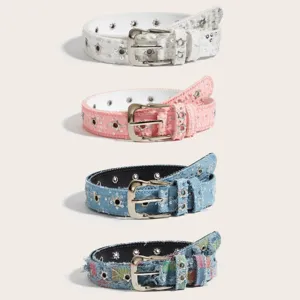 Vue détaillée de quatre jolies ceintures en jean avec œillets en étoile et boucles en métal.