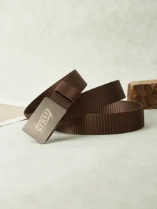 Vue rapprochée détaillée d'une ceinture en toile marron tactique avec boucle métallique.