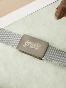 Détail de la boucle de ceinture en toile de nylon, sangle tactique vue rapprochée.