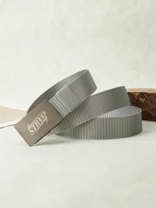 Vue détaillée de la ceinture tactique en toile de nylon grise avec boucle en métal.