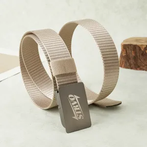Détail de la ceinture tactique en nylon avec boucle métallique robuste et sangle épaisse.