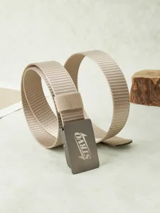 Gros plan détaillé d'une ceinture tactique en nylon kaki avec boucle en métal et sangle robuste.