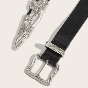 Cintura in vera pelle nera in stile punk con punta di pugnale argentata e fibbia decorata.