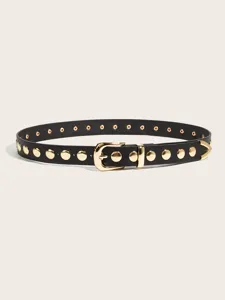 Cintura in pelle nera stile punk con borchie in metallo dorato e fibbia dettaglio.