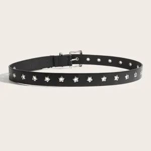 Dettagli della cintura in pelle nera stile punk con occhielli a stella e fibbia argentata.