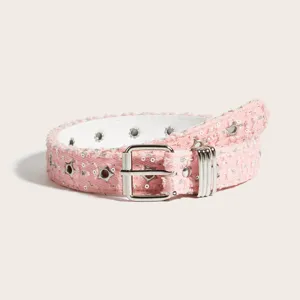 Cintura in denim rosa sfrangiata con occhielli a stella e fibbia argentata alla moda