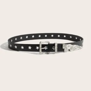 Cintura in pelle nera punk con occhielli a stella, fibbia e puntale in metallo decorati.