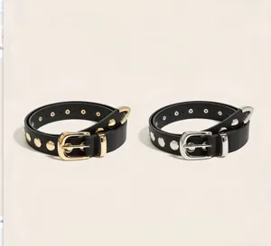 Cintura in pelle con borchie stile punk e fibbia ad ardiglione per jeans e look quotidiano.