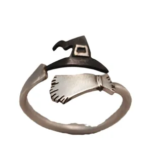 Dettaglio anello cappello da strega e scopa di Halloween, anello aperto regolabile.