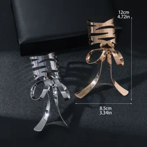 Set di mollette per capelli con fiocco cavo in metallo dorato e argento elegante.
