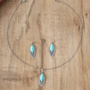 Set di gioielli in turchese vintage con collana e orecchini dal design in argento filigranato.