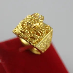 Gedetailleerd overzicht van een opvallende goudkleurige drakenring met reliëfschubben.