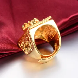 Detailopname van de Vietnamese gouden drakenring met reliëfpatronen en gladde afwerking.