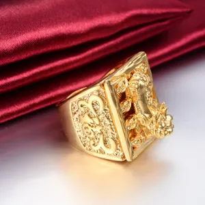 Detailopname van een gouden drakenring in Vietnamees goud met fijne textuurdetails.
