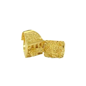 Unisex mode vergulde statement ring met ingewikkelde vintage kruis reliëf gravures.