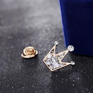 Dettaglio spilla corona di cristallo squisito con strass scintillanti e chiusura in metallo.