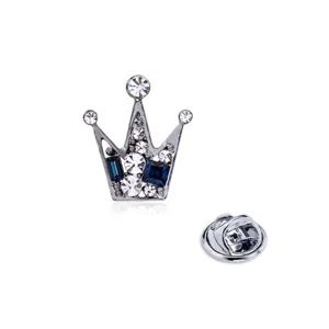Dettaglio spilla corona di cristallo, spilla in metallo con strass per abito da uomo moda abbigliamento.