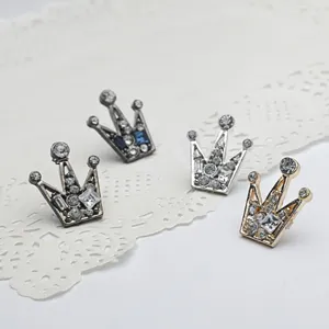 Dettaglio ravvicinato spilla corona di cristallo, elegante strass per abito e camicia.
