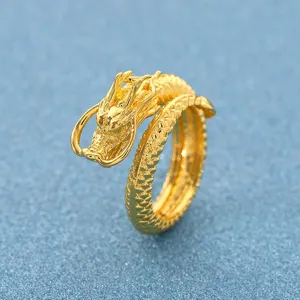 Gedetailleerde close-up van de vergulde draak open ring voor heren, prachtig hoofdreliëf.
