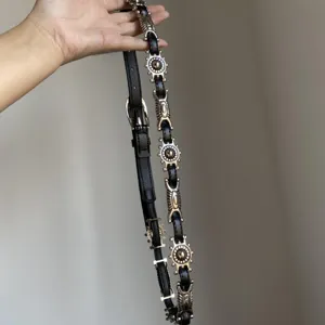 Amerikaanse retro snijwerk lederen riem detail, vintage metalen tailleketting voor hippe jeans.