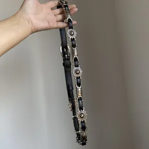 Retro gesneden lederen riem detailopname, vintage zilveren metalen accessoire.