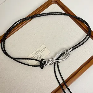 Zwarte gevlochten taille ketting met zilveren metalen knoopgesp, elegante accessoire voorjurken.