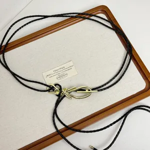 Zwarte gevlochten taille riem vrouwen vintage goud metaal knoop design elegante jeans accessoire