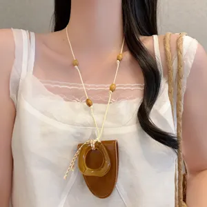 Retro Leder Brillenhalter Halskette mit Holzperlen und Bernstein Ring für Frauen.
