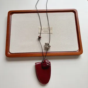 Retro Maillard Leder Brillenclip Halskette, langer Pulloverkette und tragbarer Halter.