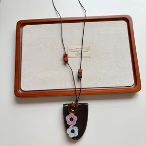 Retro Leder Brillenclip Halskette, lange Perlen Pulloverkette mit Blumen Anhänger Damen.
