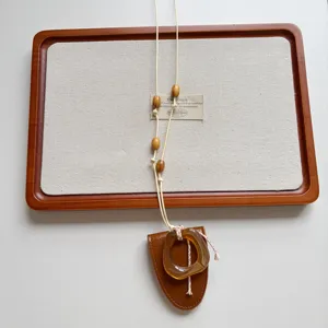 Retro Maillard Leder Brillenclip Halskette mit Holzperlen und langer Kordel, schickes Accessoire.