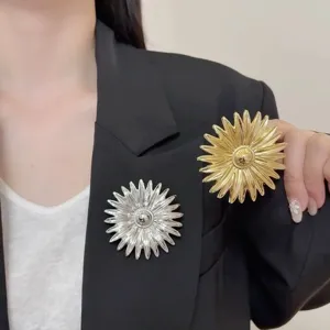 Vintage Alloy Sun Flower Brooch For Women Metallic Retro Floral Suit Pin Designer Personality Luxurious Jewelry Accessory Gift