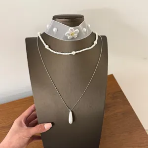 Collana con Pendente a Goccia d'Acqua Stratificata Lusso Francese per Donna Choker Fiore in Rete Perla Artificiale Gioielli
