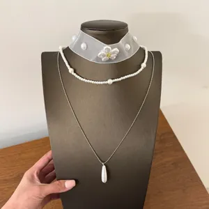 Set di collane di perle di lusso leggero francese con choker in tulle e ciondolo.