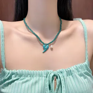 Catena di clavicola in perle verdi retrò con ciondolo a cuore e perla accessorio moda
