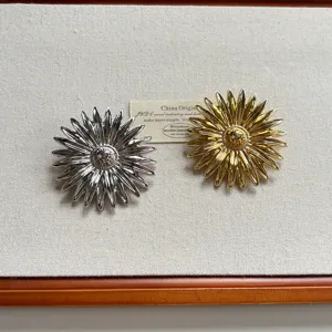 Metal sunflower brooch with vintage design, exquisite metallic finish and statement style.