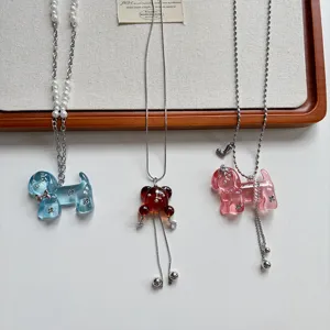 Collana con ciondolo cucciolo orso in resina design unico lunga catena maglione perla