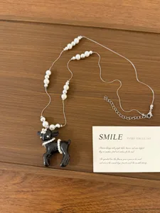 Collana con ciondolo cucciolo design di nicchia lunga catena perle accessorio lusso