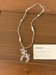 Scopri questa collana di perle con ciondolo animale trasparente, davvero elegante e chic.