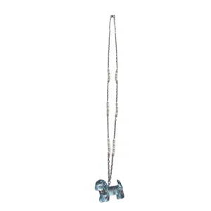Lunga collana con perle e ciondolo a forma di cagnolino blu per donna elegante e chic.