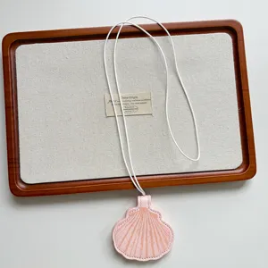 Chique roze schelp magneet brilhouder ketting, stijlvolle lange truiketting voor dames.