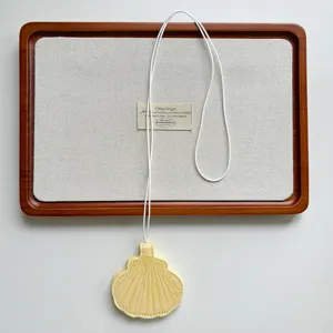 Strandstijle gele schelp lederen ketting magnetische brilhouder dames mode accessoire chic.