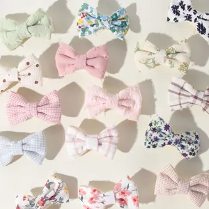 Detailansicht von bunten Haarklammern mit Schleifen und Blumenmustern für Kinder und Babys