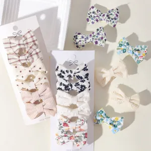 Set mit Kinder-Haarspangen aus Stoff mit Blumenmuster auf Displays im Verkaufsset